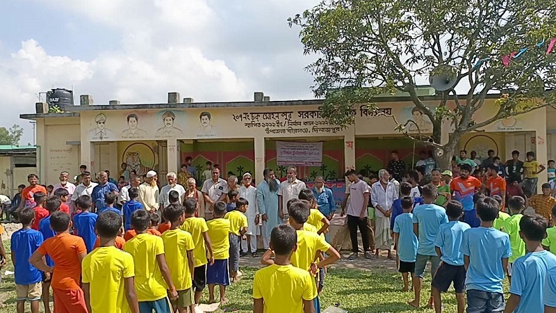 দিনাজপুরের বীরগঞ্জে চকমোহনপুর সরকারি প্রাথমিক বিদ্যালয় মাঠে শিশুদের দিনব্যাপী ফুটবল টুর্নামেন্ট